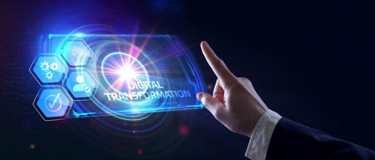 Agent immobilier analysant des données sur une tablette numérique, symbolisant la digitalisation des services immobiliers en