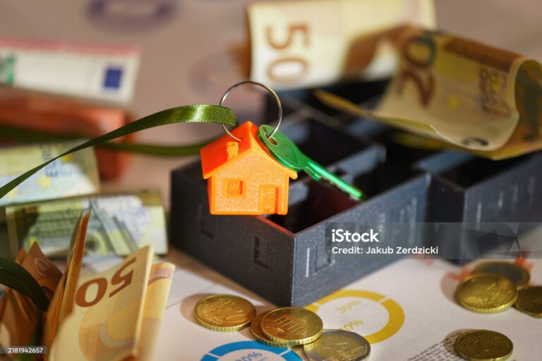 Concept d'investissement immobilier moderne avec des documents financiers, des graphiques et une calculatrice, illustrant les stratégies fiscales liées à l'immobilier."