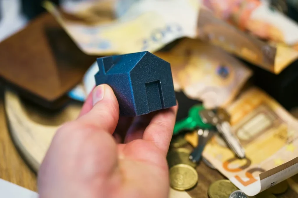 Illustration représentant un investisseur analysant un projet immobilier rentable, avec des graphiques financiers et des immeubles en arrière-plan."