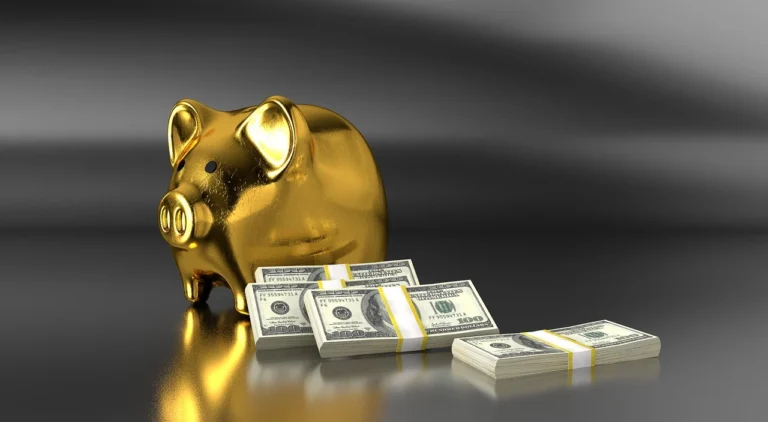 Billets et pièces de monnaie représentant le choix entre épargner ou investir, symbolisant la gestion financière et les décisions patrimoniales »