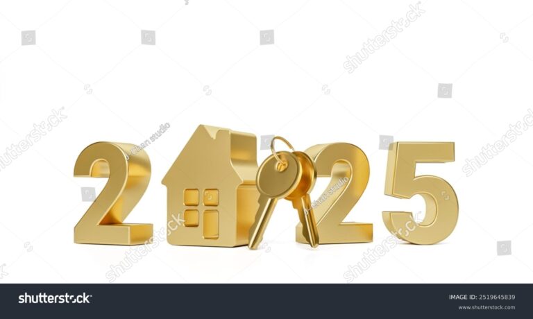 Maquette de maison posée sur un calendrier 2025 avec des pièces de monnaie, illustrant la planification d’un investissement immobilier pour la nouvelle année.